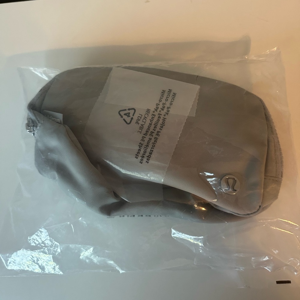 NWT!  Lululemon athletica Silver Belt Bag 1L - Picture 3 of 5